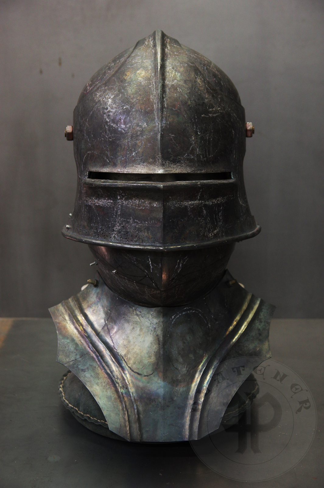 Sallet inspired by example from the Philadelphia Museum of Art; bevor inspired on Churburg CHS25 piece. Period: 1460-1470 Material: 2 mm steel with 0,3 % carbon. Heat treatment: sallet hardened and tempered up to 38 HRC and bevor up to 42 HRC. / Salada inspirowana na originale z Philadelphia Museum of Art; podbrdek oparty na oryginale z Churburga CHS25. Salada hartowana i odpuszczana do 38 HRC a podbrdek do 42 HRC.